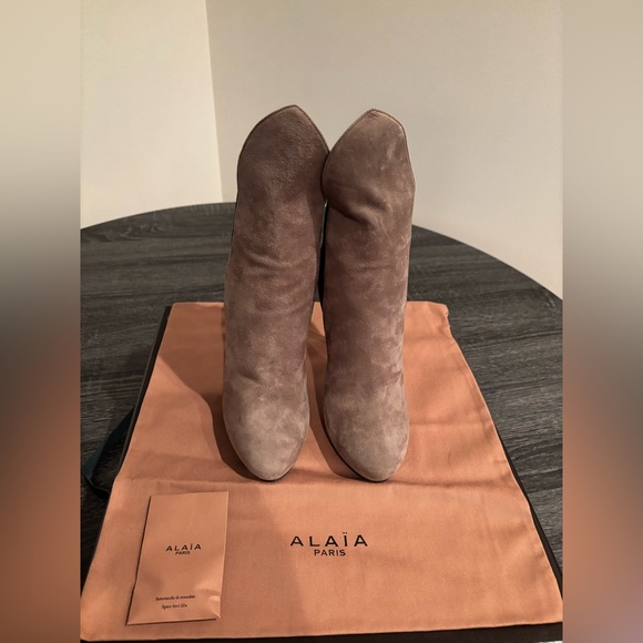 NWT Alaia Taupe & Black Suede Boots - Picture 13 of 16